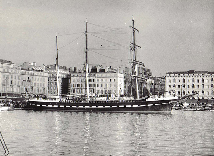 Le Giorgio Cini dans le vieux port de Marseille.